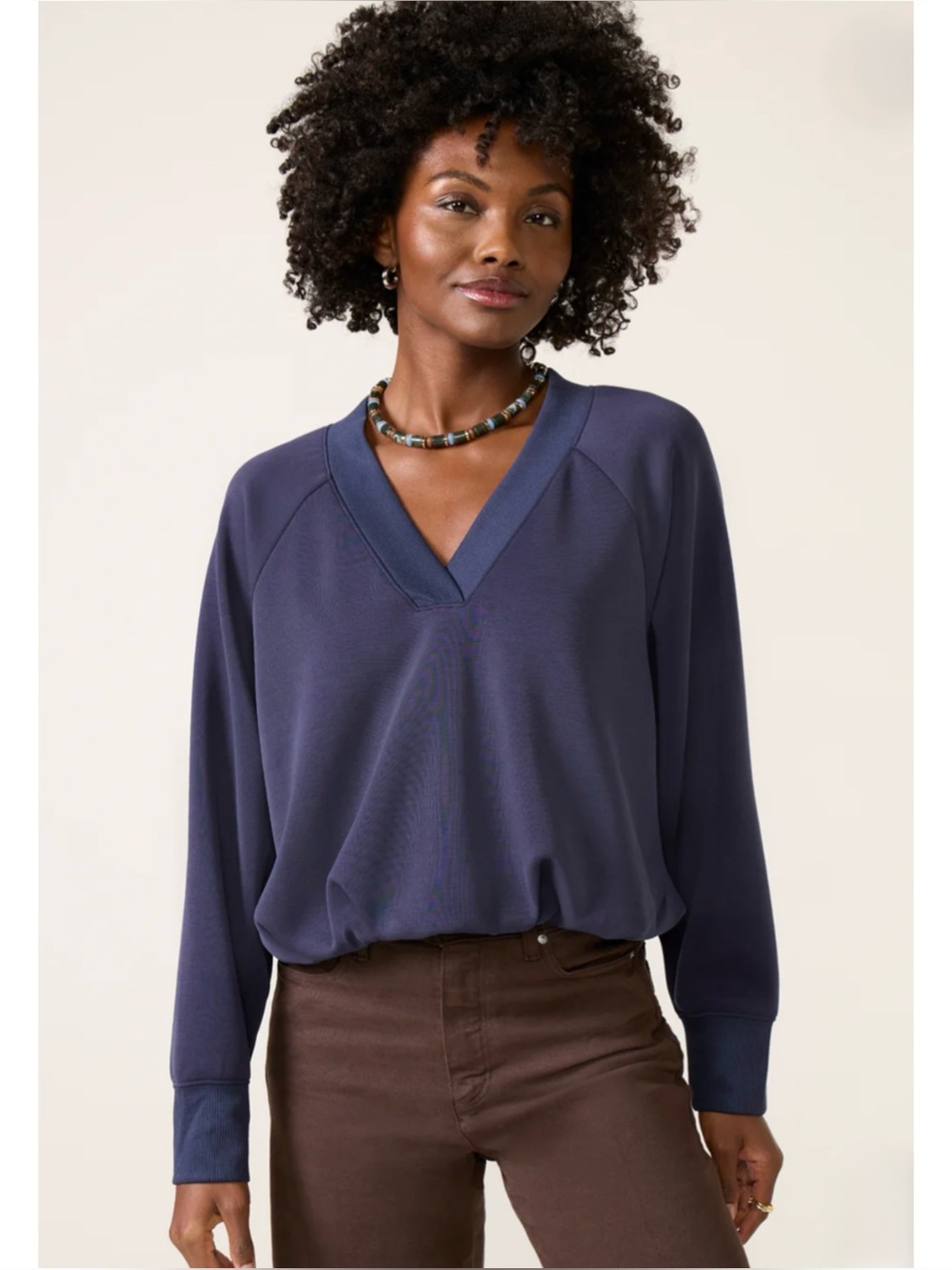 EVEREVE | Maddox V Neck Bubble Hem Sweatshirt in Navy, Size Medium